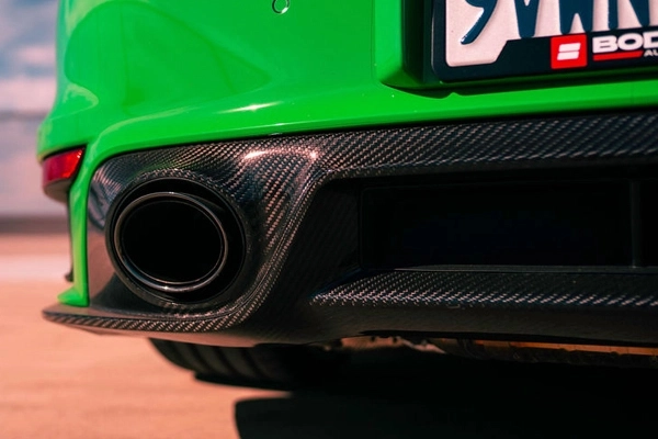 porsche 992 spoiler and diffuser-2